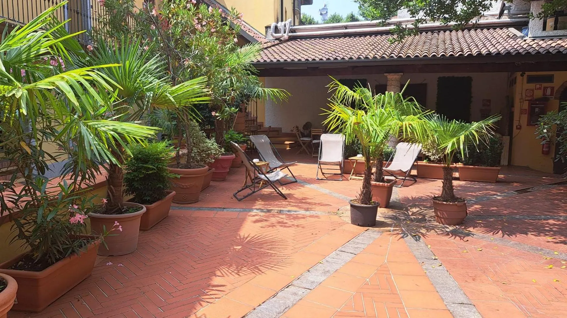 Апарт-отель Monolocale Beatrice Abbadesse Guest House Милан